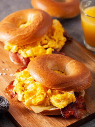 Bagel-Frühstücks-Sandwich mit Rührei, Bacon & Käse