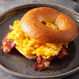 Bagel-Frühstücks-Sandwich mit Rührei, Bacon & Käse