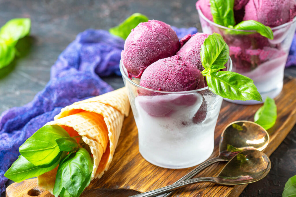 Blaubeer-Eis mit frischem Basilikum