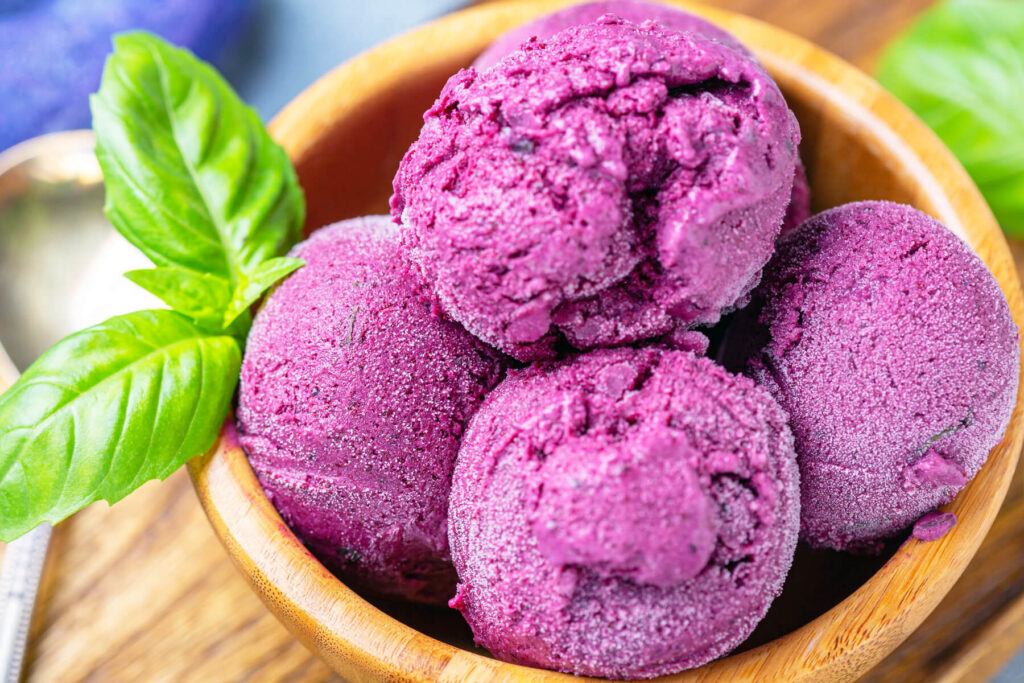 Blaubeer-Eis mit frischem Basilikum