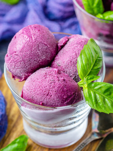 Blaubeer-Eis mit frischem Basilikum