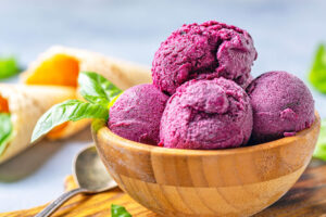 Blaubeer-Eis mit frischem Basilikum