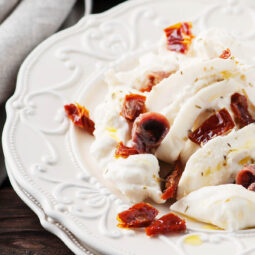 Burrata mit getrockneten Tomaten & Kräutern – mediterrane Antipasti in 10 Minuten