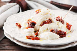 Burrata mit getrockneten Tomaten & Kräutern – mediterrane Antipasti in 10 Minuten