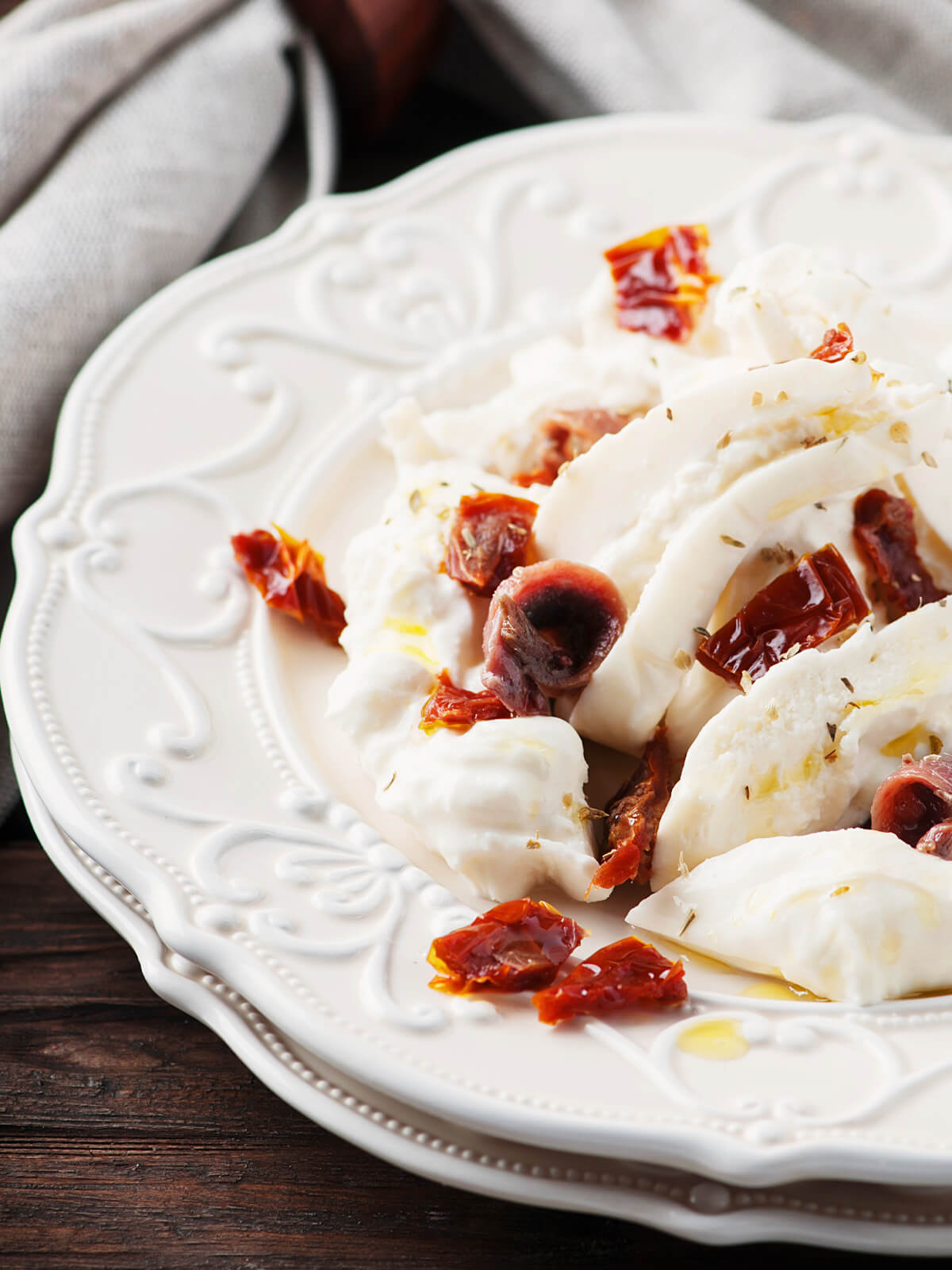 Burrata mit getrockneten Tomaten & Kräutern – mediterrane Antipasti in 10 Minuten