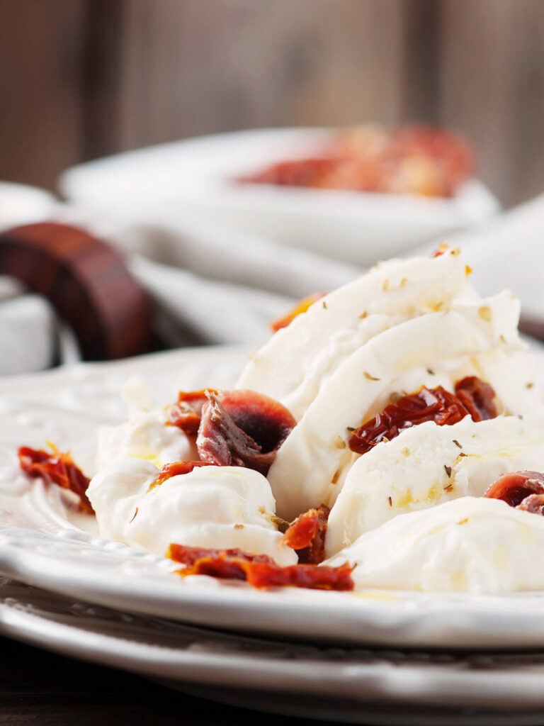 Burrata mit getrockneten Tomaten & Kräutern – mediterrane Antipasti in 10 Minuten
