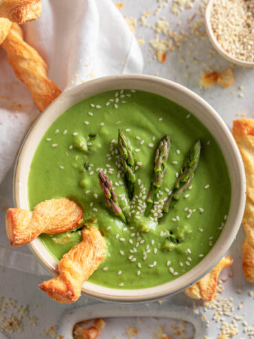 Cremige grüne Spargelsuppe mit Spinat, Sesam & knusprigen Blätterteig-Stangen