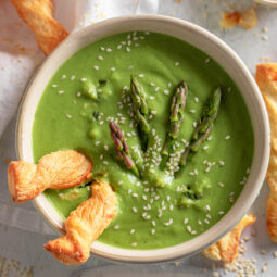 Cremige grüne Spargelsuppe mit Spinat, Sesam & knusprigen Blätterteig-Stangen