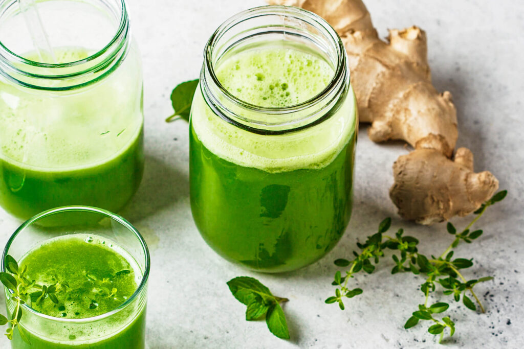 Cremiger Mandel-Smoothie mit Avocado, Minze & Ingwer (Detox Power Booster)