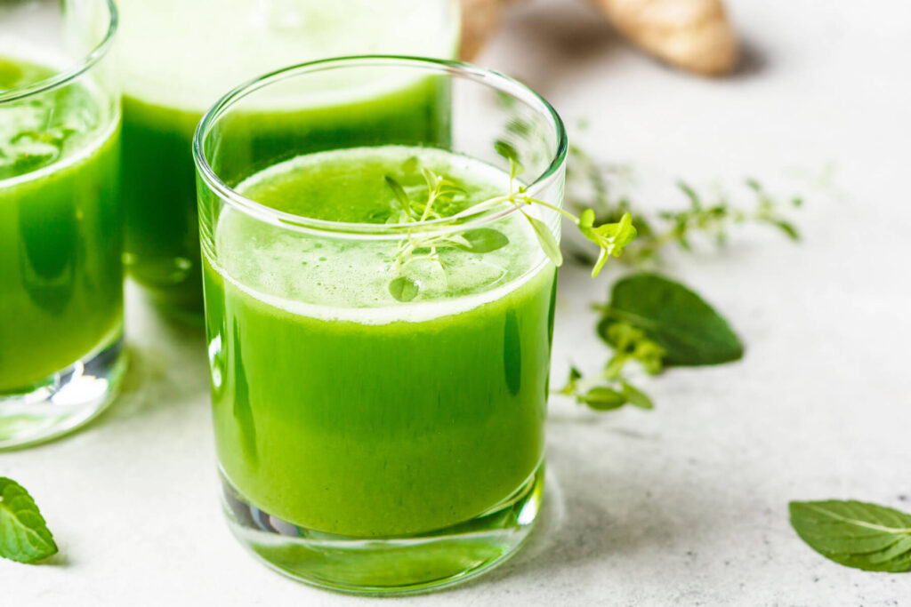 Cremiger Mandel-Smoothie mit Avocado, Minze & Ingwer (Detox Power Booster)