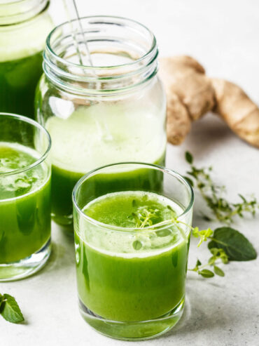 Cremiger Mandel-Smoothie mit Avocado, Minze & Ingwer (Detox Power Booster)