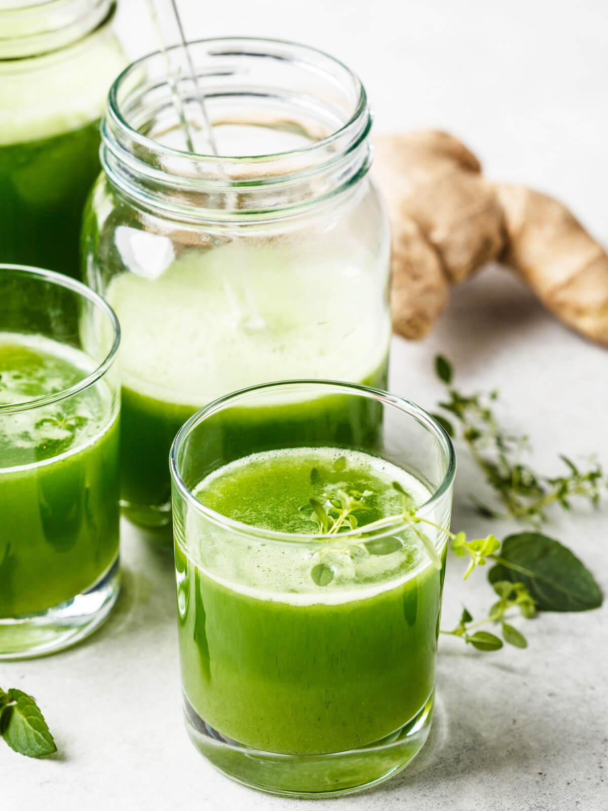 Cremiger Mandel-Smoothie mit Avocado, Minze & Ingwer (Detox Power Booster)