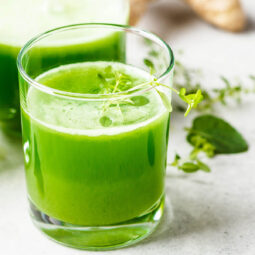 Cremiger Mandel-Smoothie mit Avocado, Minze & Ingwer (Detox Power Booster)