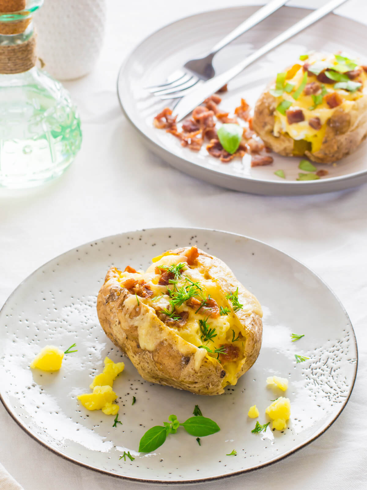 Doppelt gebackene Ofenkartoffeln mit Cheddar, Bacon & Schmand