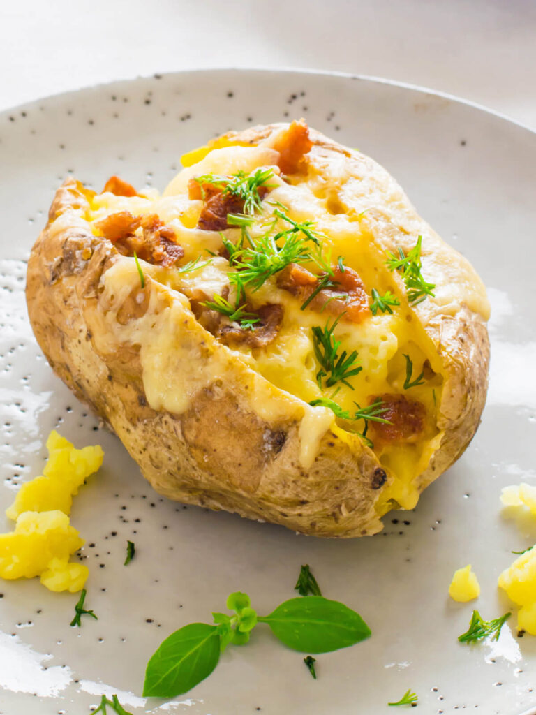Doppelt gebackene Ofenkartoffeln mit Cheddar, Bacon & Schmand
