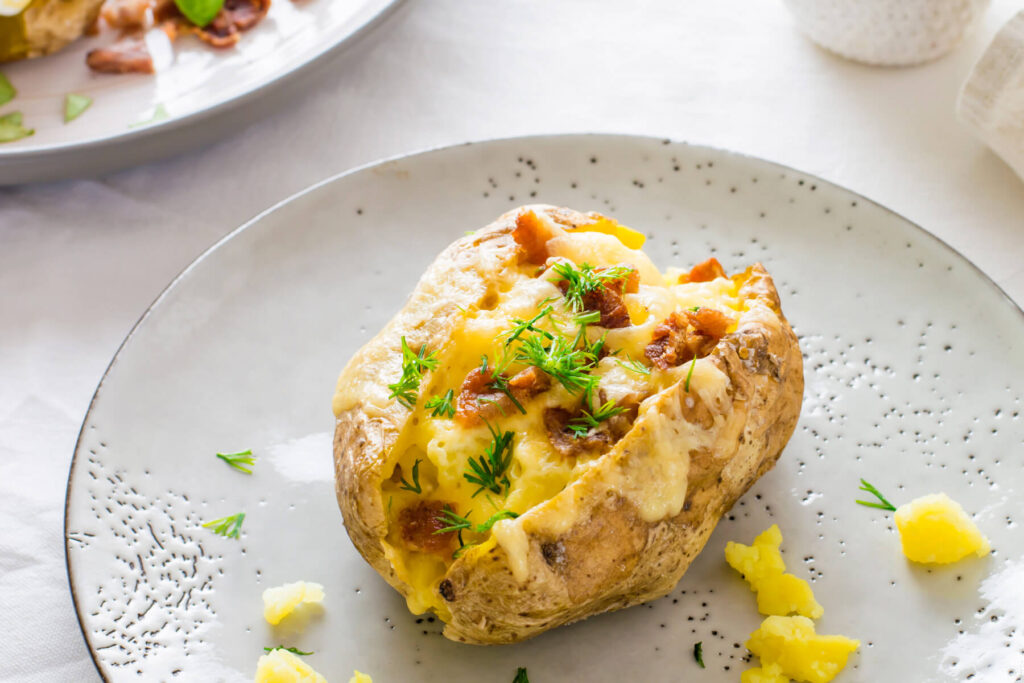 Doppelt gebackene Ofenkartoffeln mit Cheddar, Bacon & Schmand