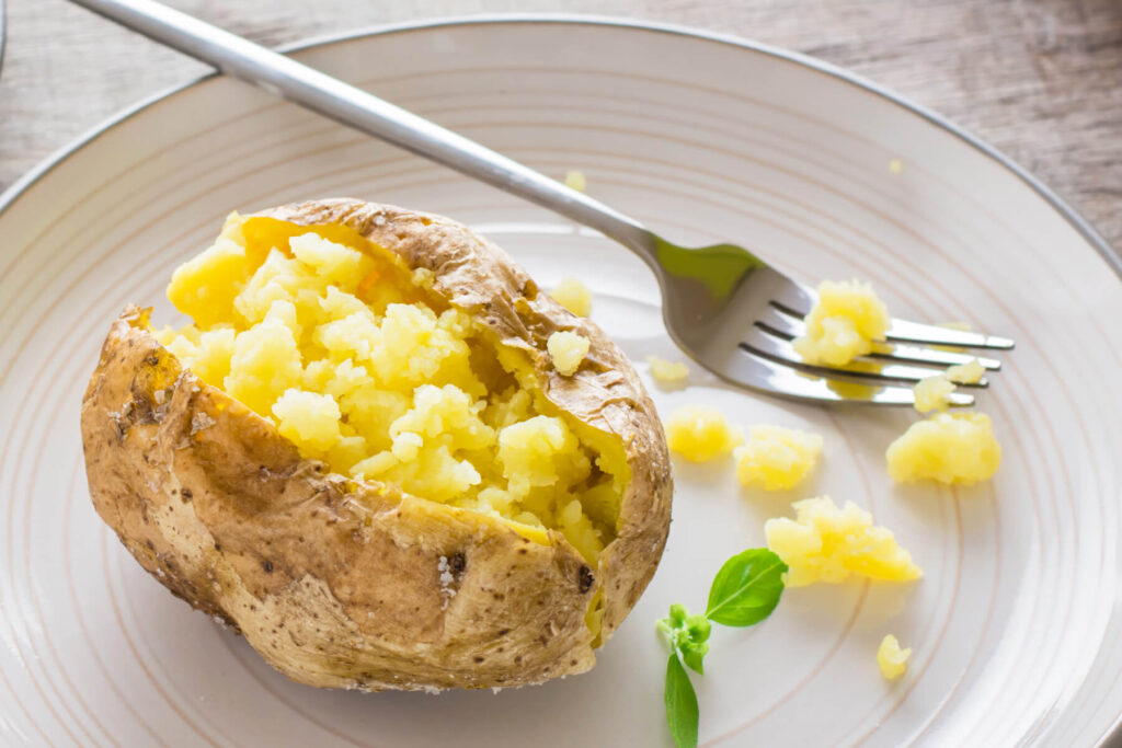 Doppelt gebackene Ofenkartoffeln mit Cheddar, Bacon & Schmand