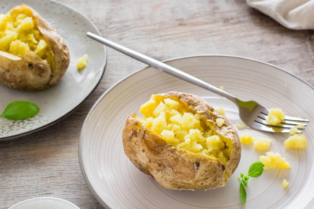 Doppelt gebackene Ofenkartoffeln mit Cheddar, Bacon & Schmand