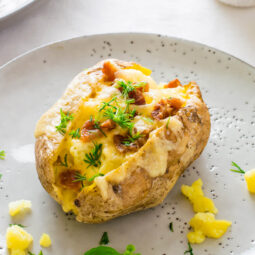 Doppelt gebackene Ofenkartoffeln mit Cheddar, Bacon & Schmand