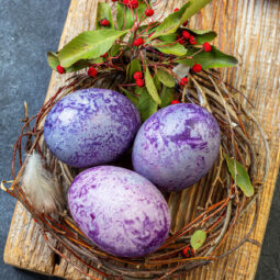 Eier mit Hibiskus (Karkadeh) färben – „Drachen-Eier“ mit marmoriertem Galaxy-Look