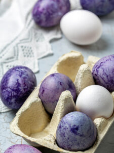 Eier mit Hibiskus (Karkadeh) färben – „Drachen-Eier“ mit marmoriertem Galaxy-Look