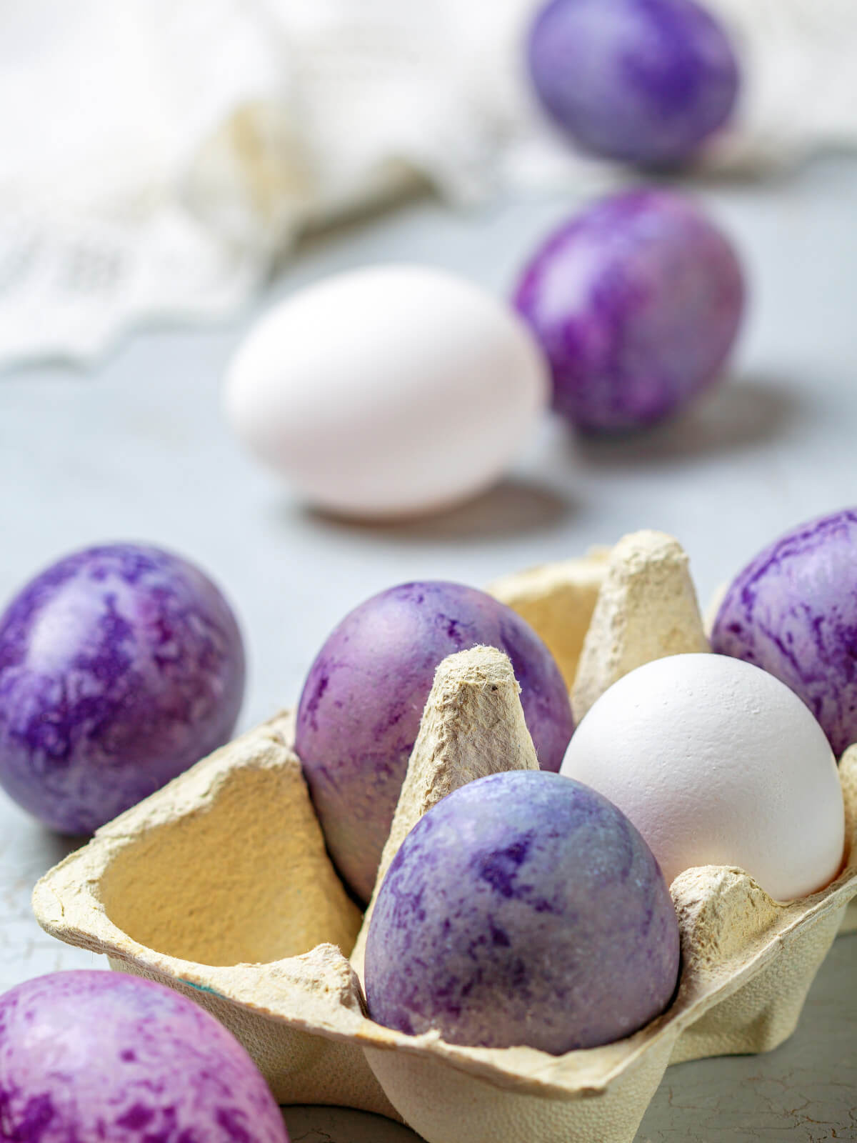 Eier mit Hibiskus (Karkadeh) färben – „Drachen-Eier“ mit marmoriertem Galaxy-Look