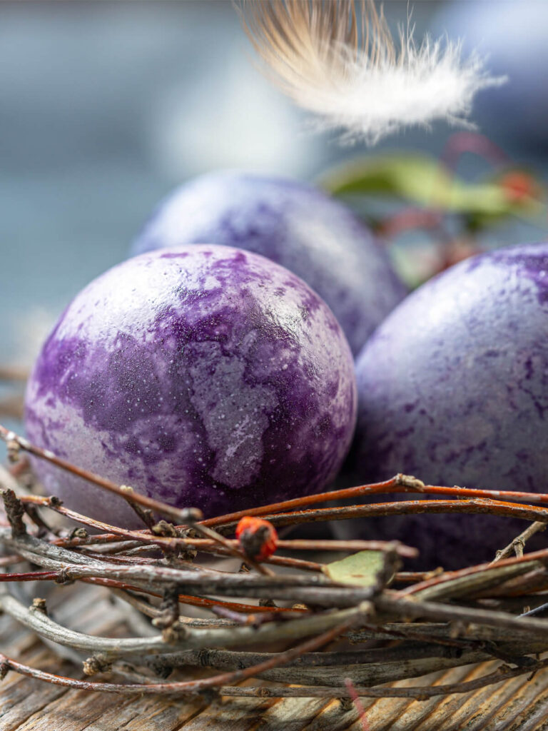 Eier mit Hibiskus (Karkadeh) färben – „Drachen-Eier“ mit marmoriertem Galaxy-Look