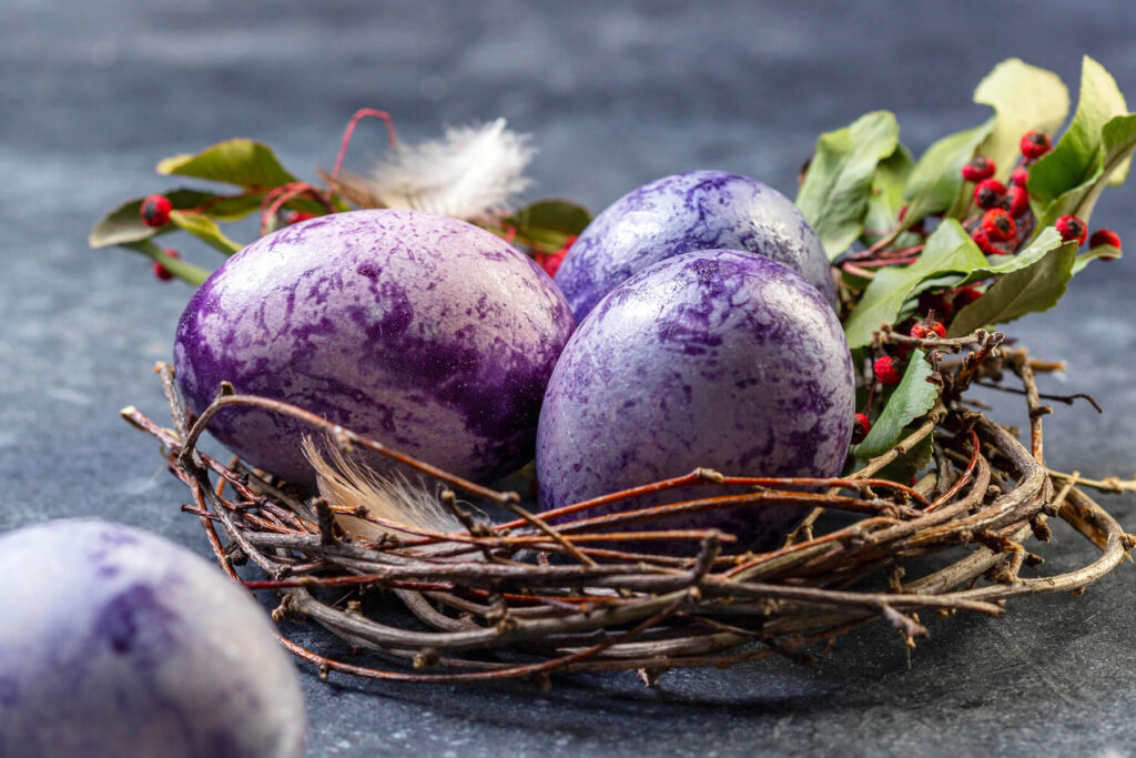 Eier mit Hibiskus (Karkadeh) färben – „Drachen-Eier“ mit marmoriertem Galaxy-Look