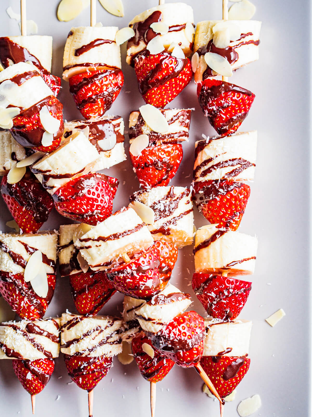 Erdbeer-Bananen-Spieße mit Schoko-Drizzle