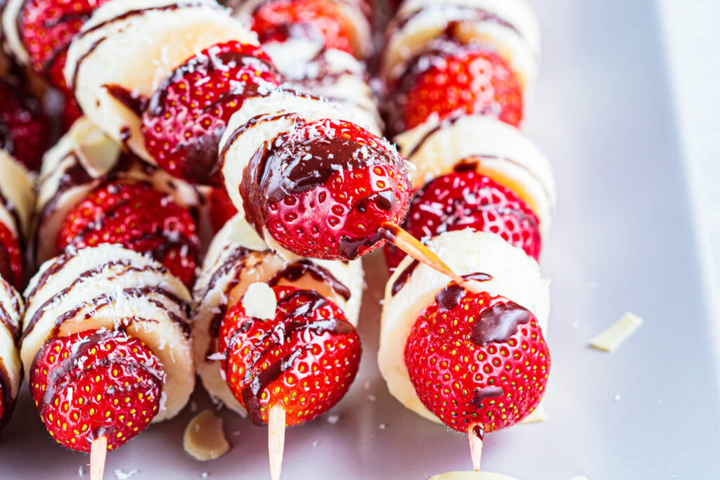 Erdbeer-Bananen-Spieße mit Schoko-Drizzle