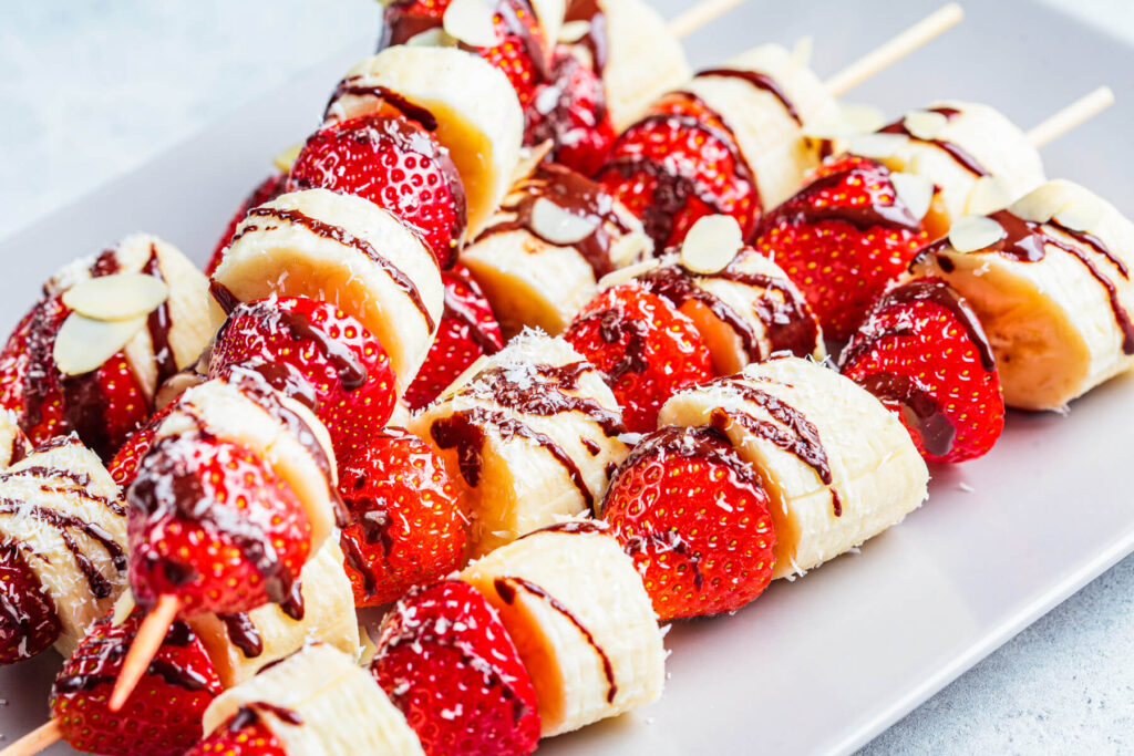 Erdbeer-Bananen-Spieße mit Schoko-Drizzle