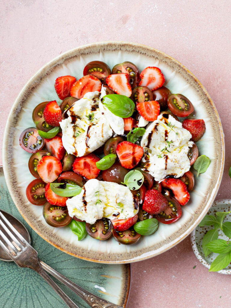 Erdbeer-Tomaten-Salat mit Stracciatella & Basilikum