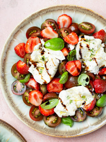 Erdbeer-Tomaten-Salat mit Stracciatella & Basilikum