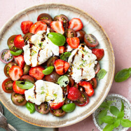 Erdbeer-Tomaten-Salat mit Stracciatella & Basilikum