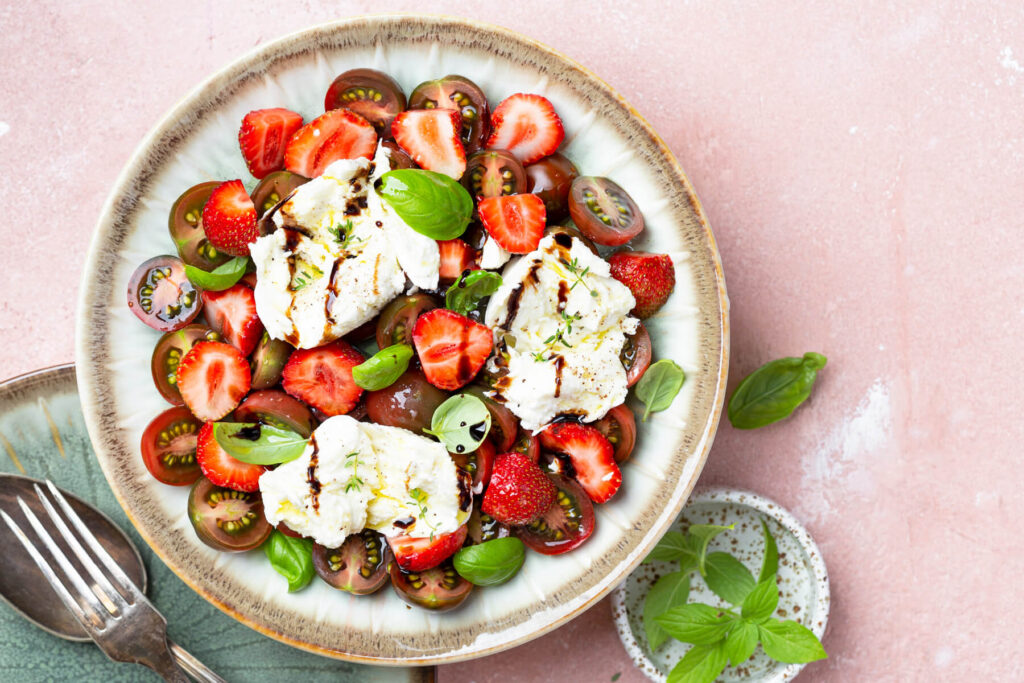 Erdbeer-Tomaten-Salat mit Stracciatella & Basilikum