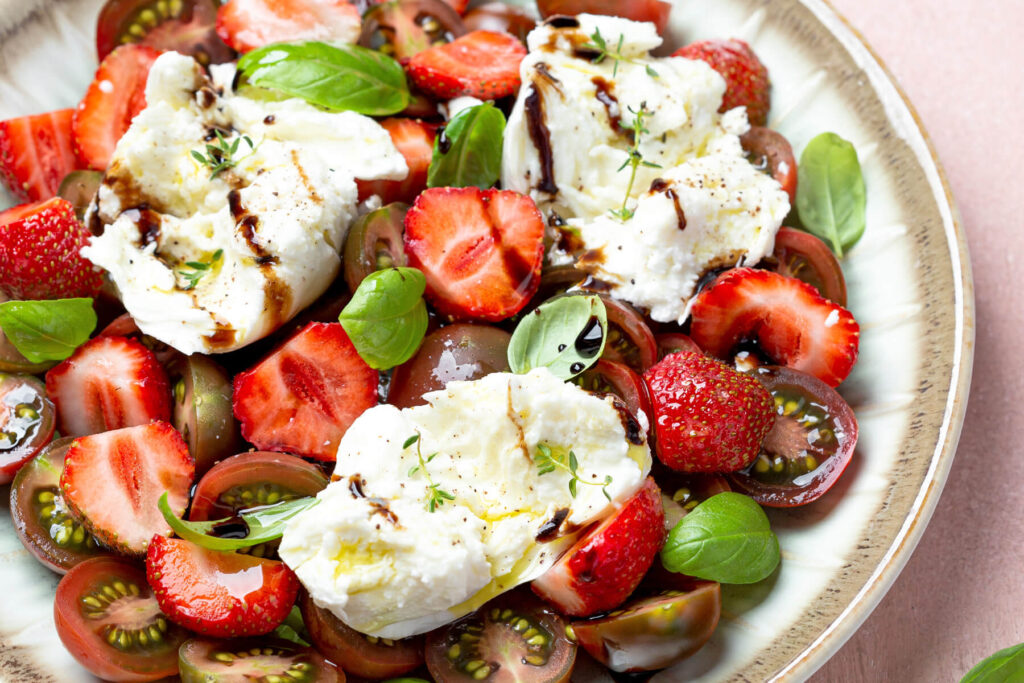 Erdbeer-Tomaten-Salat mit Stracciatella & Basilikum