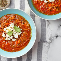Fasolada – griechische Bohnensuppe, cremig & herzhaft