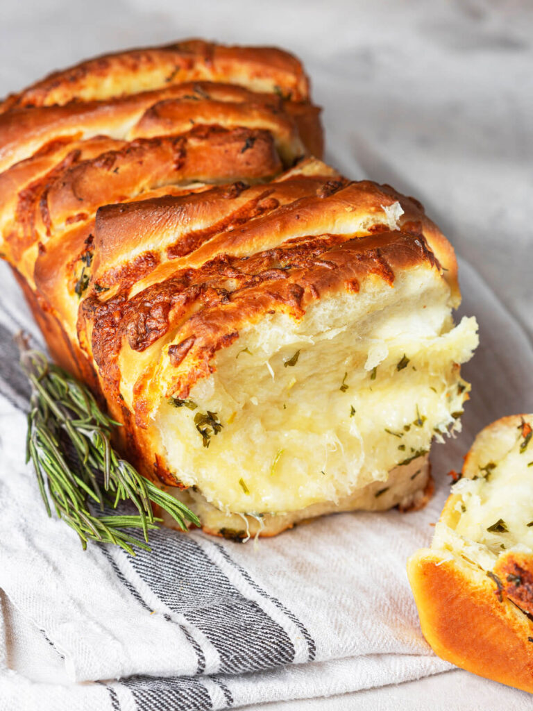 Fluffiges Knoblauch-Zupfbrot mit Mozzarella & Tangzhong (Pull-Apart Brot)