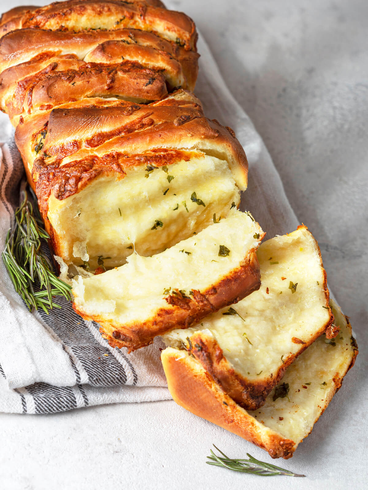 Fluffiges Knoblauch-Zupfbrot mit Mozzarella & Tangzhong (Pull-Apart Brot)