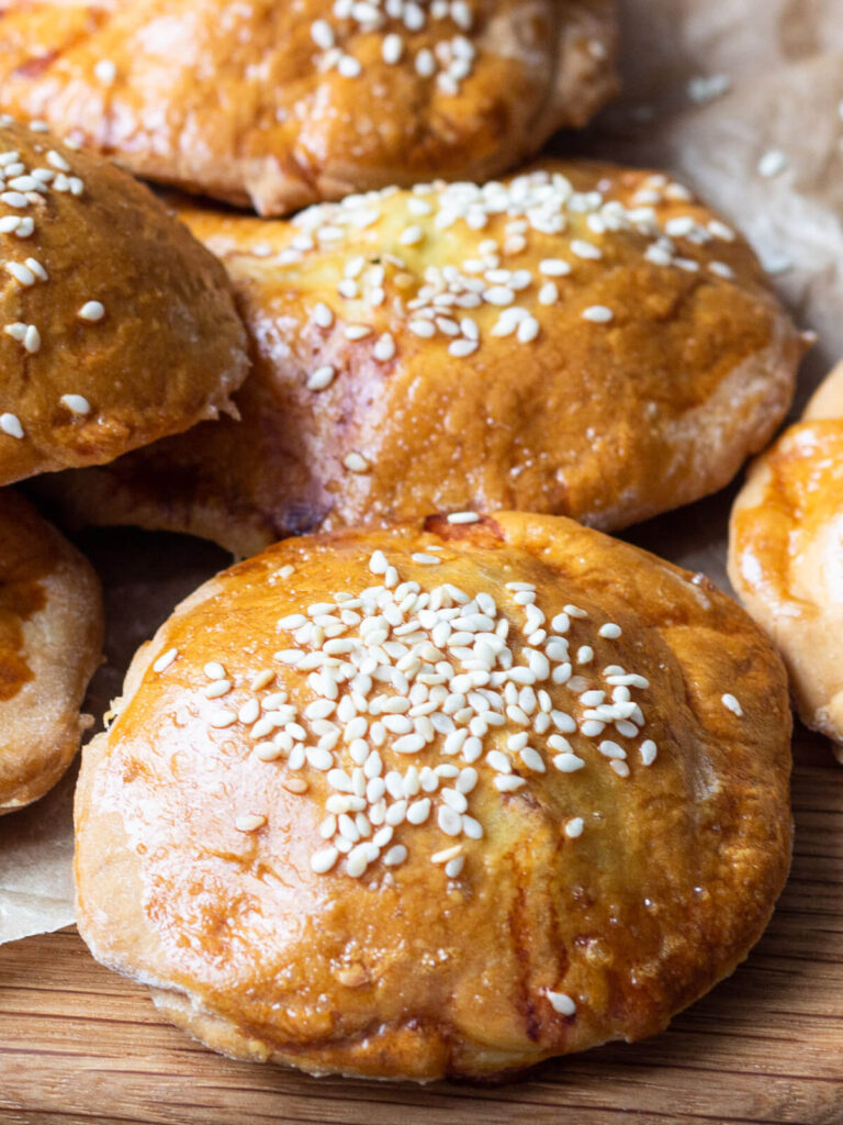 Gefüllte Hefeteigtaschen mit Putenfüllung (Mini-Pasteten)