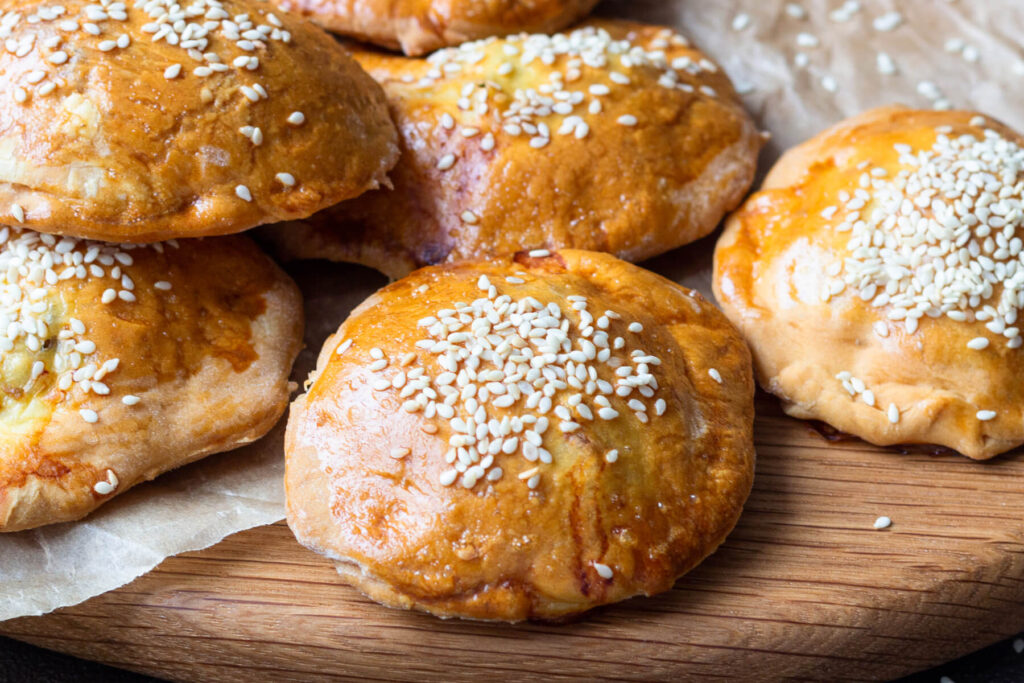 Gefüllte Hefeteigtaschen mit Putenfüllung (Mini-Pasteten)