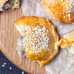 Gefüllte Hefeteigtaschen mit Putenfüllung (Mini-Pasteten)