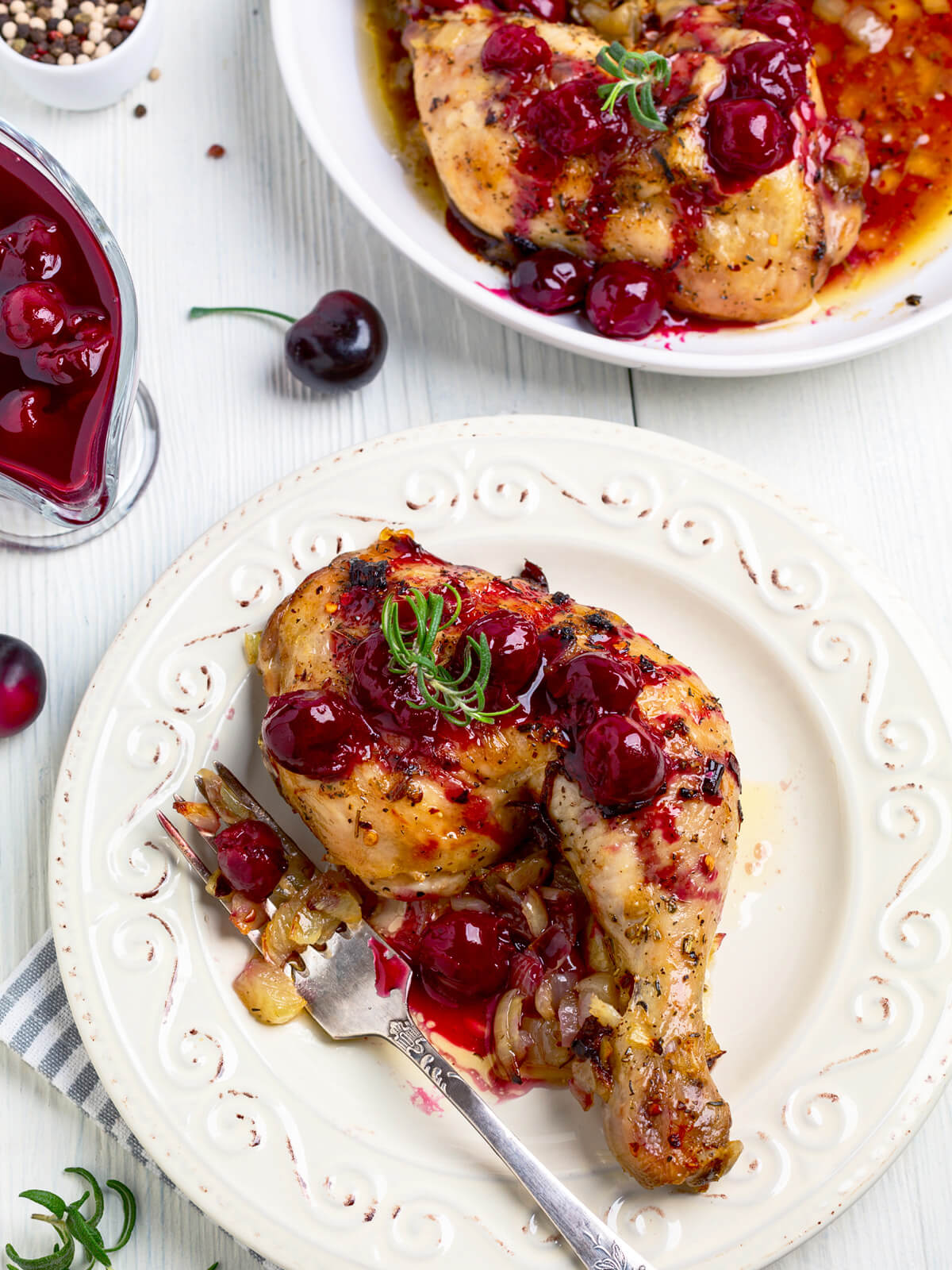 Hähnchenschenkel mit Kirsch-Rotwein-Soße & Rosmarin