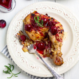 Hähnchenschenkel mit Kirsch-Rotwein-Soße & Rosmarin