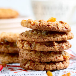 Hausgemachte Hafercookies mit Rosinen (weich & chewy)