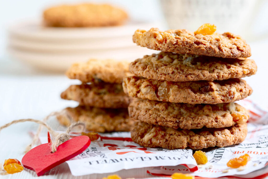 Hausgemachte Hafercookies mit Rosinen (weich & chewy)