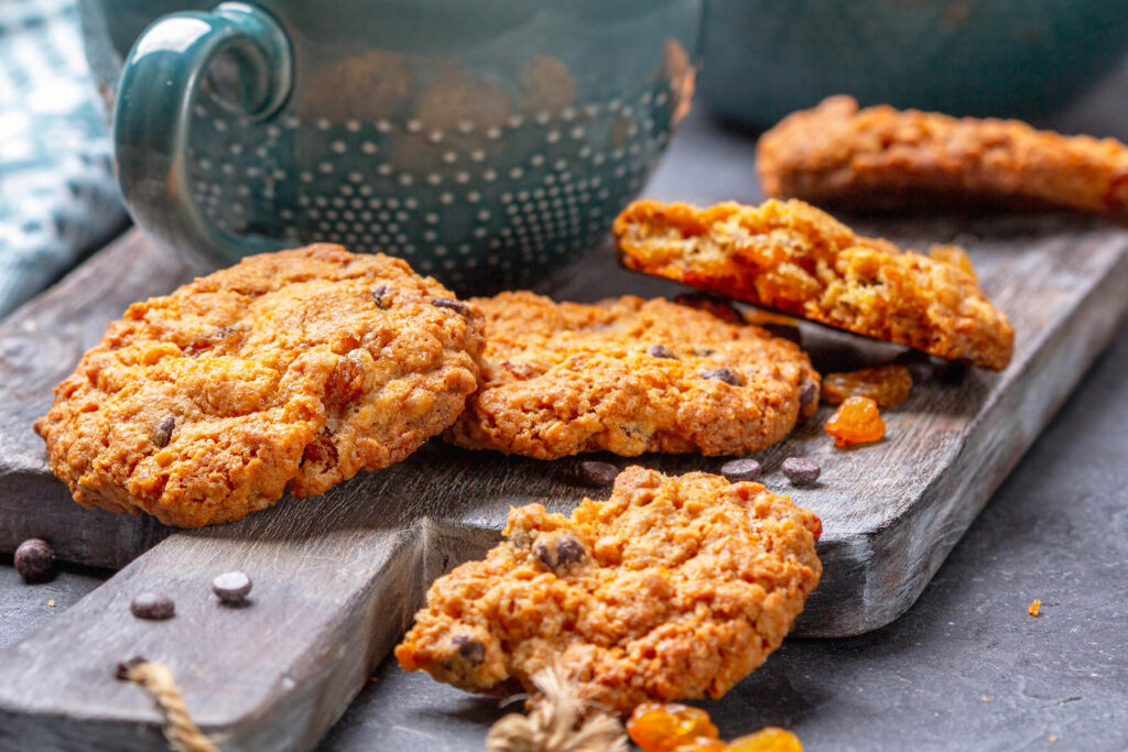 Hausgemachte Hafercookies mit Rosinen (weich & chewy)