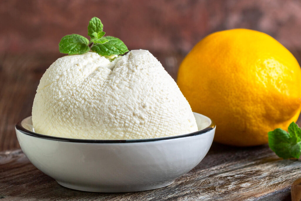 Hausgemachte Ricotta aus Milch (mit Zitrone)