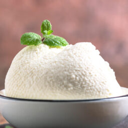 Hausgemachte Ricotta aus Milch (mit Zitrone)