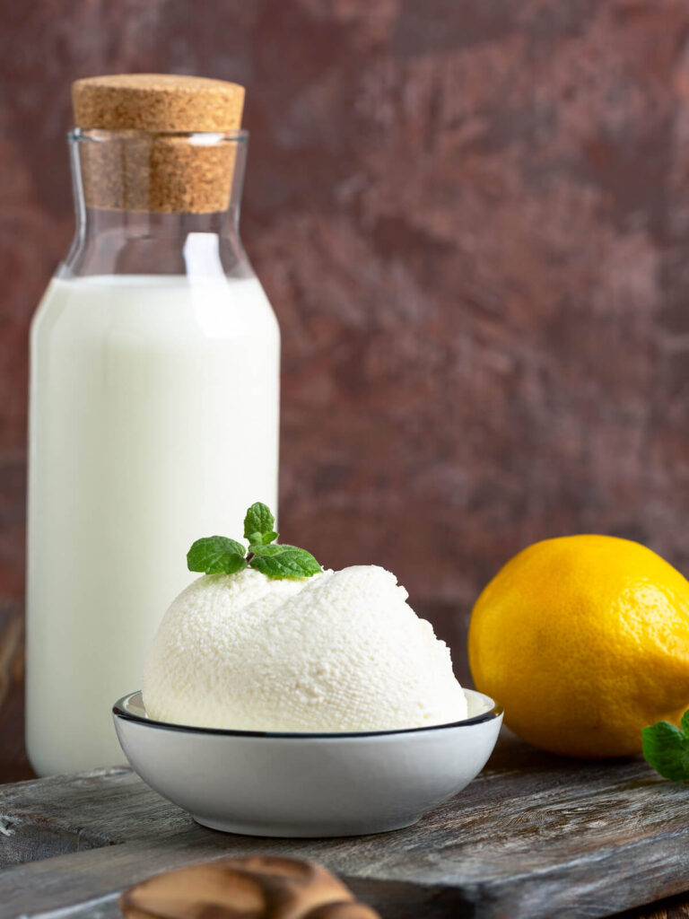 Hausgemachte Ricotta aus Milch (mit Zitrone)